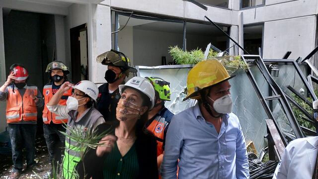 Claudia Sheinbaum visitó el edificio habitacional en avenida Coyoacán donde ocurrió una explosión por una fuga de gas