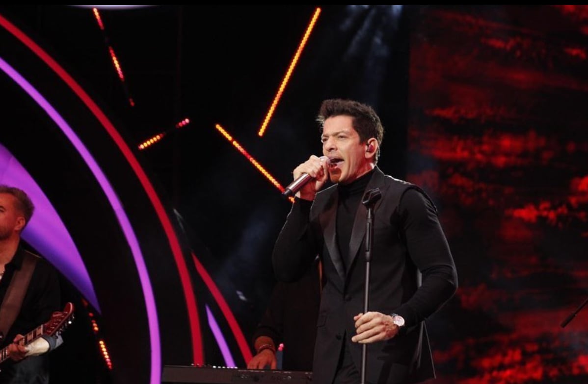 Yahir canta en La Academia