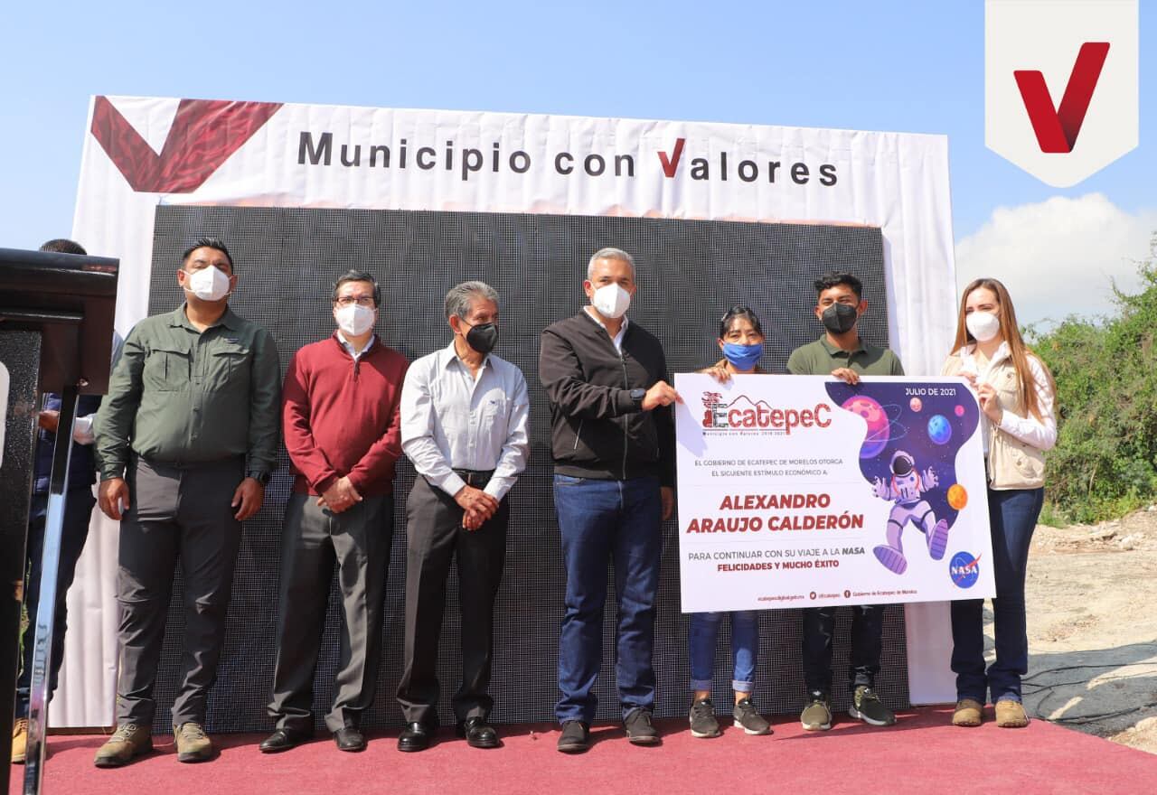 Entregan apoyo a estudiante de Ecatepec