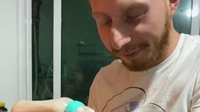 Octavio Ocaña prepara biberón