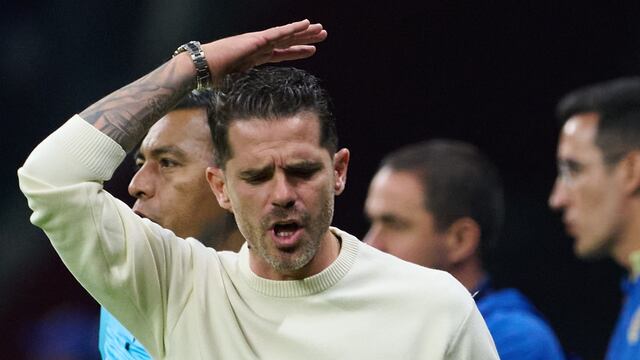 Fernando Gago en el duelo entre América y Chivas de Concachampions.