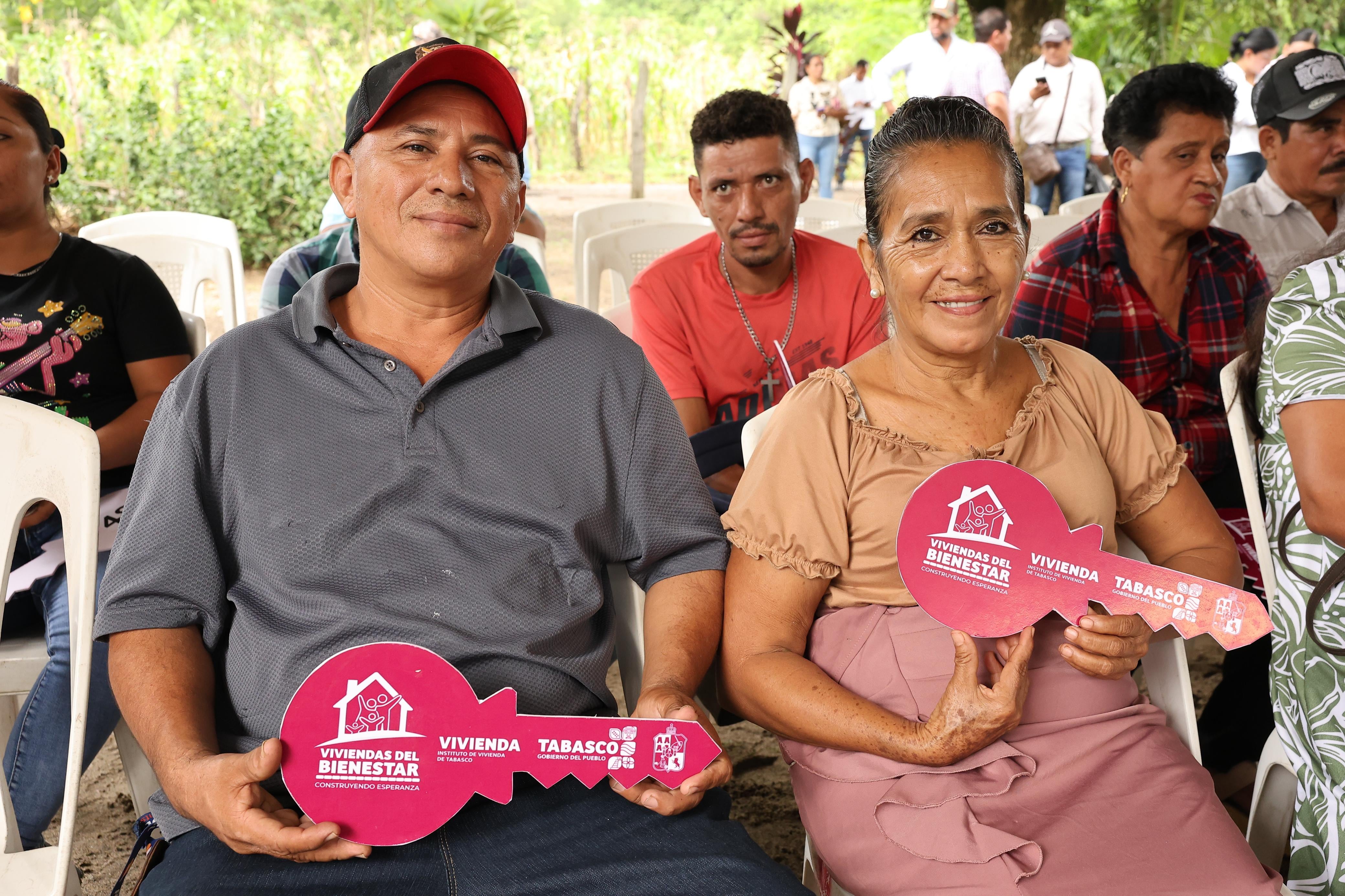 Javier May entrega 58 casas de “Viviendas del Bienestar, Construyendo Esperanzas”.