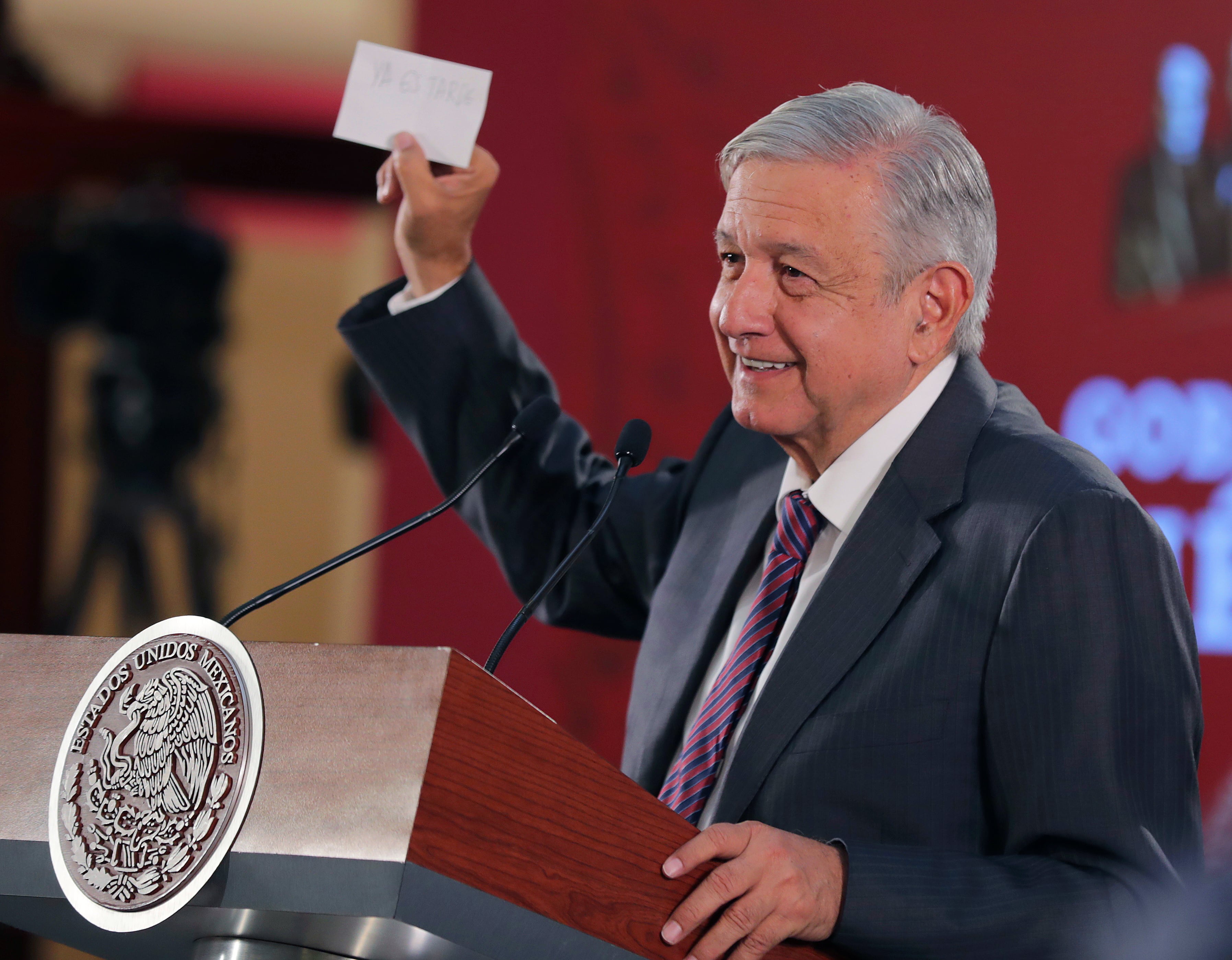 AMLO muestra un papelito en el que dice "Ya es tarde"