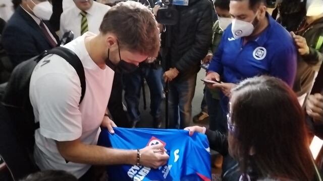 Santiago Giménez en la T1 el AICM para viajar a Países Bajos