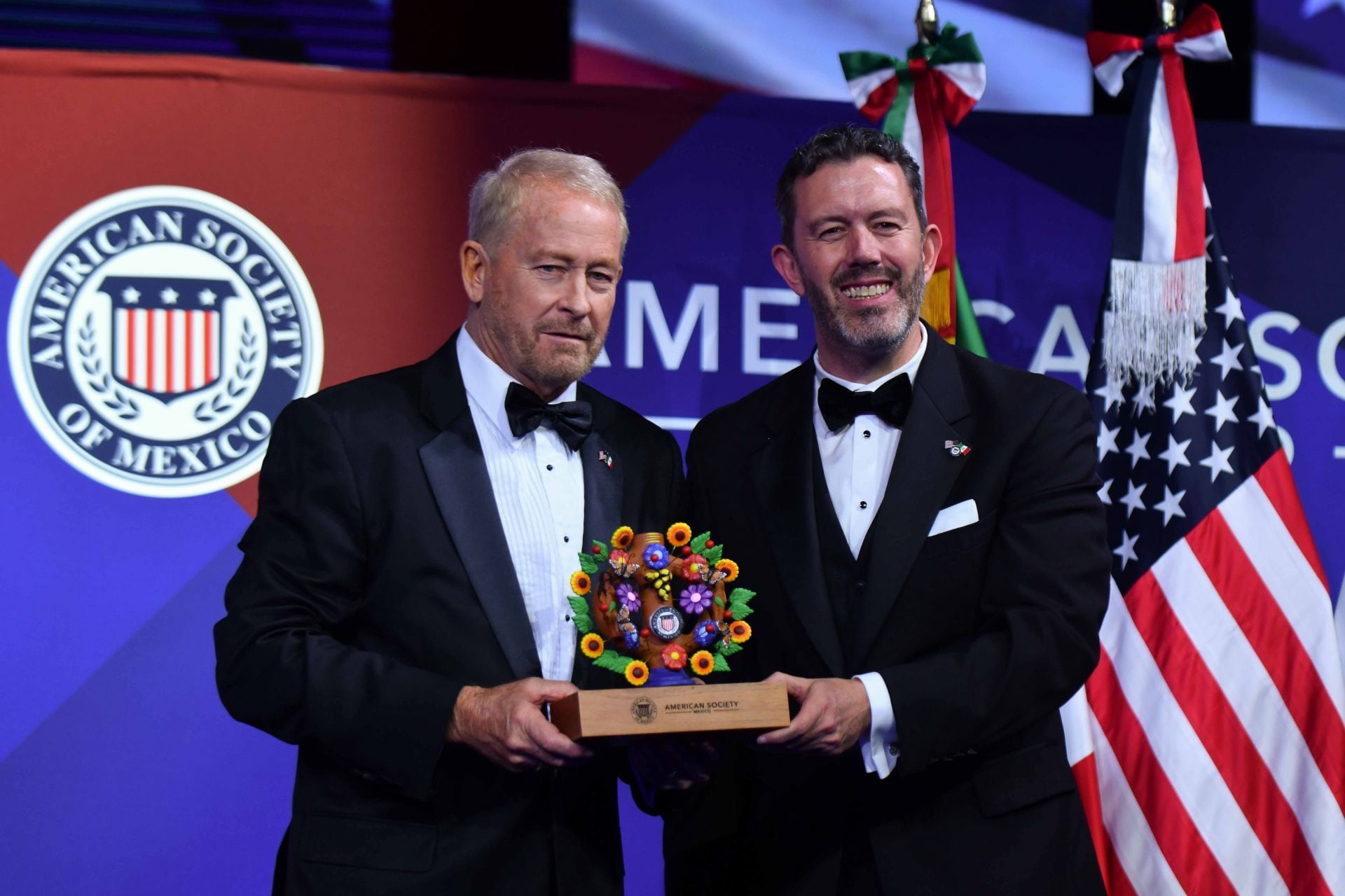 Larry Rubin, presidente de American Society of Mexico, y Ronald Johnson, Embajador de Estados Unidos en México, al terminar la reunión privada y cena de gala realizada en el Hotel Camino Real