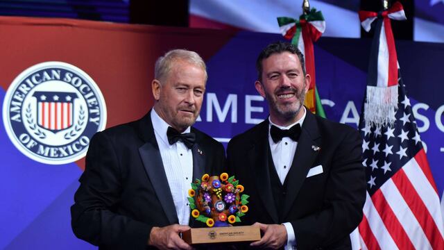 Larry Rubin, presidente de American Society of Mexico, y Ronald Johnson, Embajador de Estados Unidos en México, al terminar la reunión privada y cena de gala realizada en el Hotel Camino Real