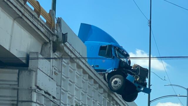 Un tráiler estuvo a punto de caer del Puente La Herradura en León, Guanajuato