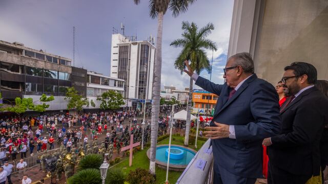 El gobernador de Sinaloa concluyó las fiestas patrias con un desfile de las Fuerzas Armadas