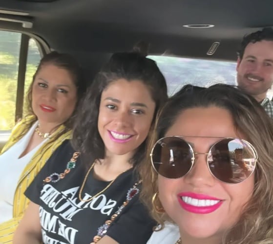 María Monreal Pérez, hija de Ricardo Monreal en con su mamá María de Jesús, su hermana Edna y su esposo.