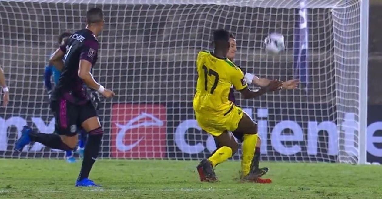 El mexicano Guardado recibió esta brutal plancha en el estadio de Jamaica
