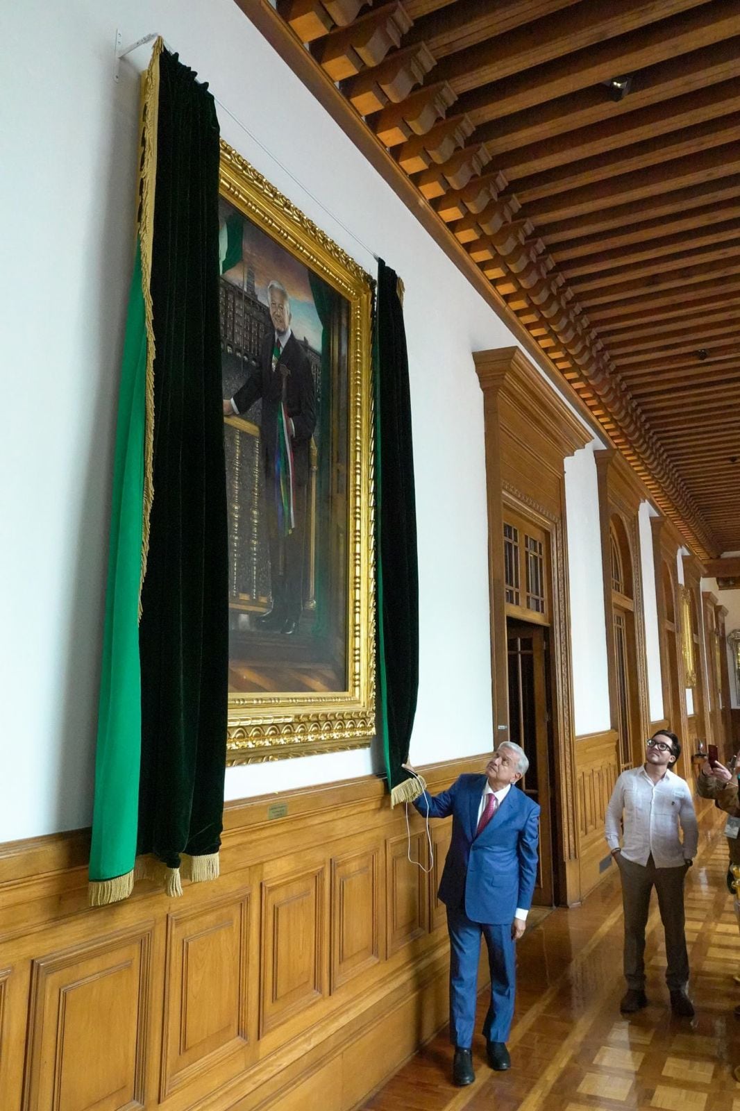 AMLO revela su retrato como presidente de México