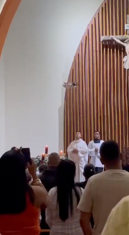 Niño Dios baja desde lo alto de una iglesia