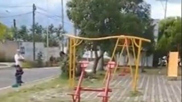 Vecinos expulsan a joven de un parque público argumentando que es “privado”