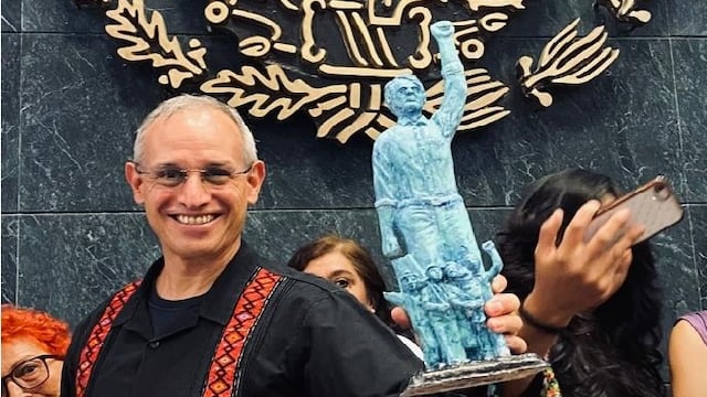 Hugo López-Gatell recibió premio por su “compromiso con la justicia, la cultura y el bienestar social”