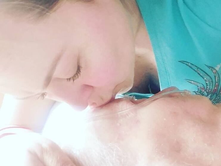 Miguel Palmer y su hija en el hospital