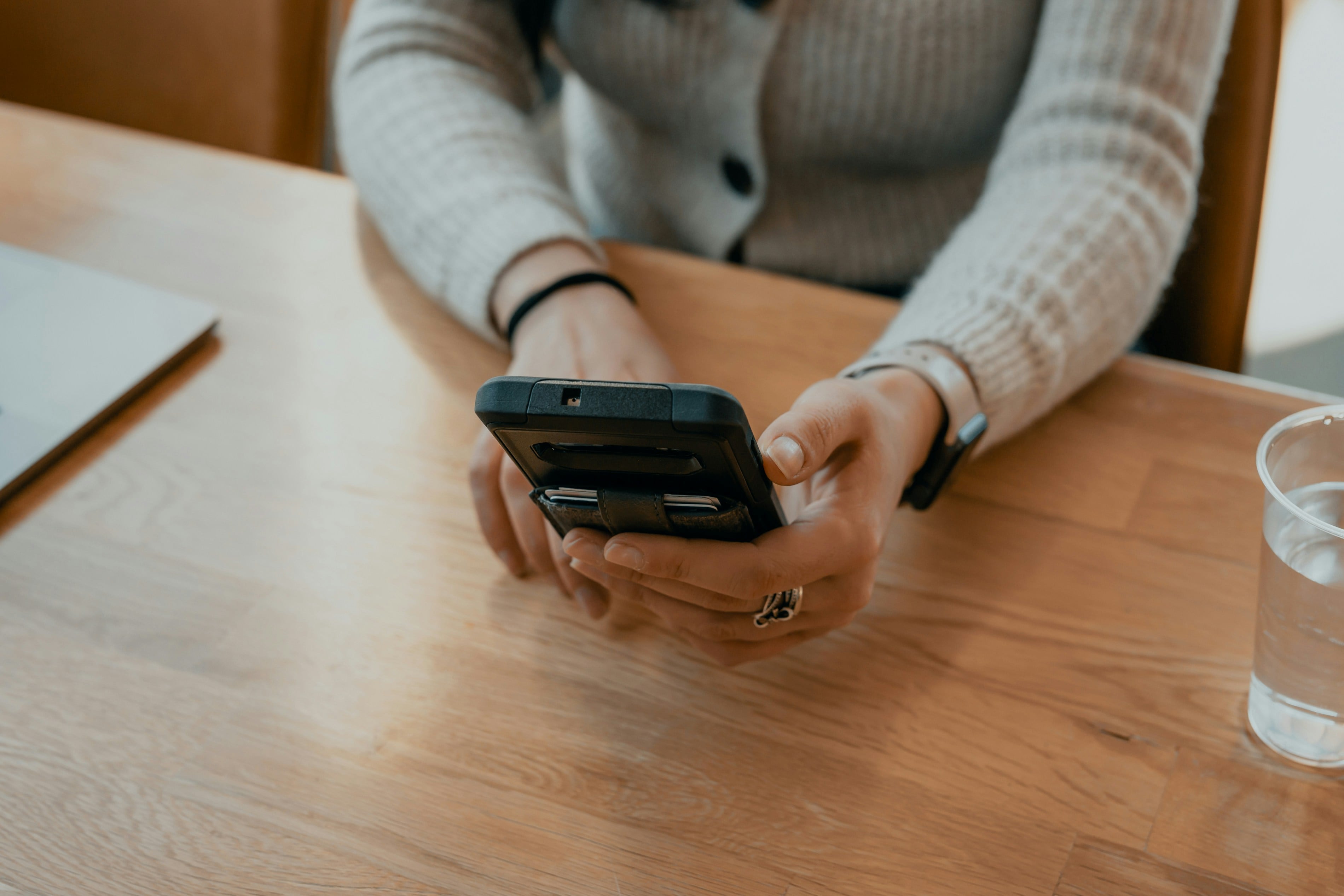 Mujer llamando por teléfono