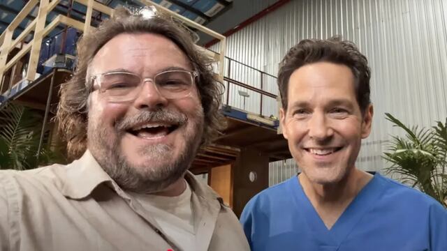 Jack Black cantando presenta al elenco de Anaconda, película que se estrena en Navidad 2025