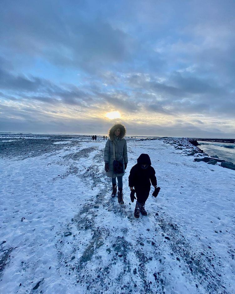 Silvia Navarro junto a su hijo Leo