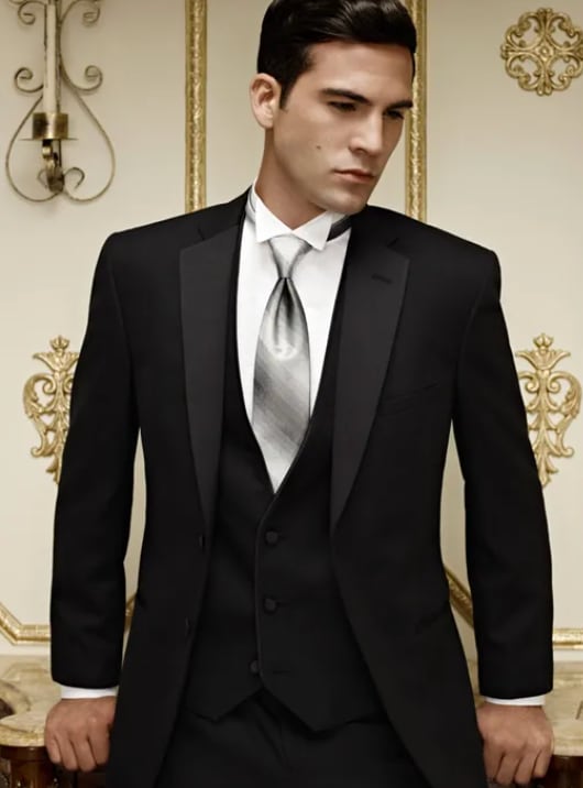 Hombre vestido con traje de etiqueta