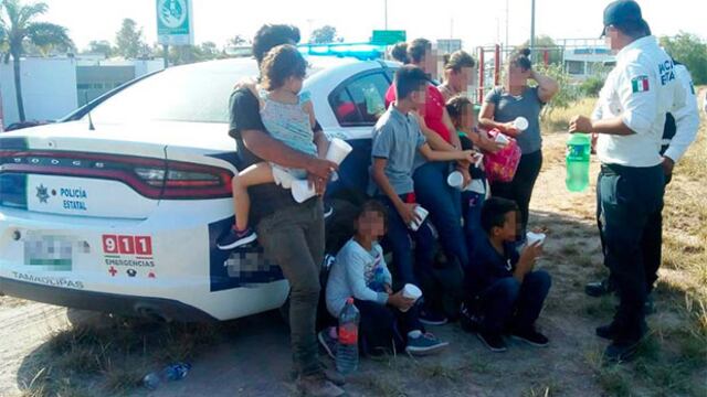 Los policías estatales ofrecieron agua a los rescatados, quienes quedaron a disposición de las autoridades migratorias.