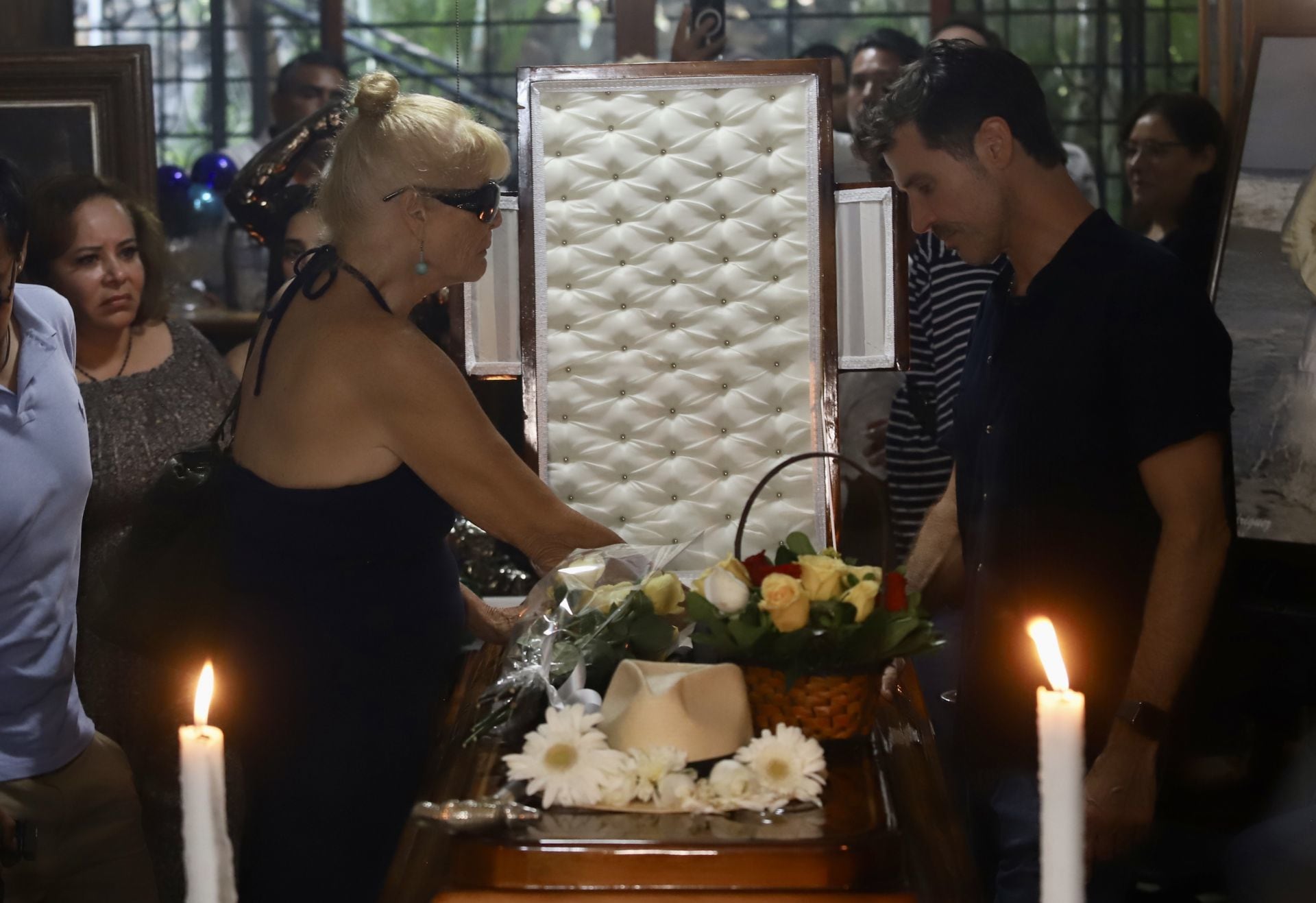 Leonardo García y su mamá, Sandra Vale, asistieron al funeral de Andrés García en Acapulco