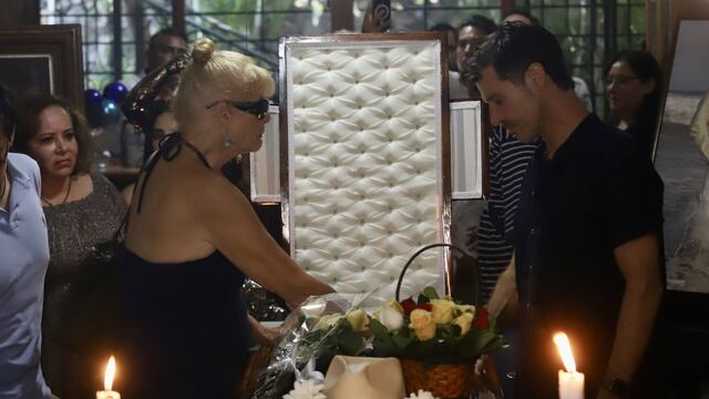 Leonardo García y su mamá, Sandra Vale, asistieron al funeral de Andrés García en Acapulco