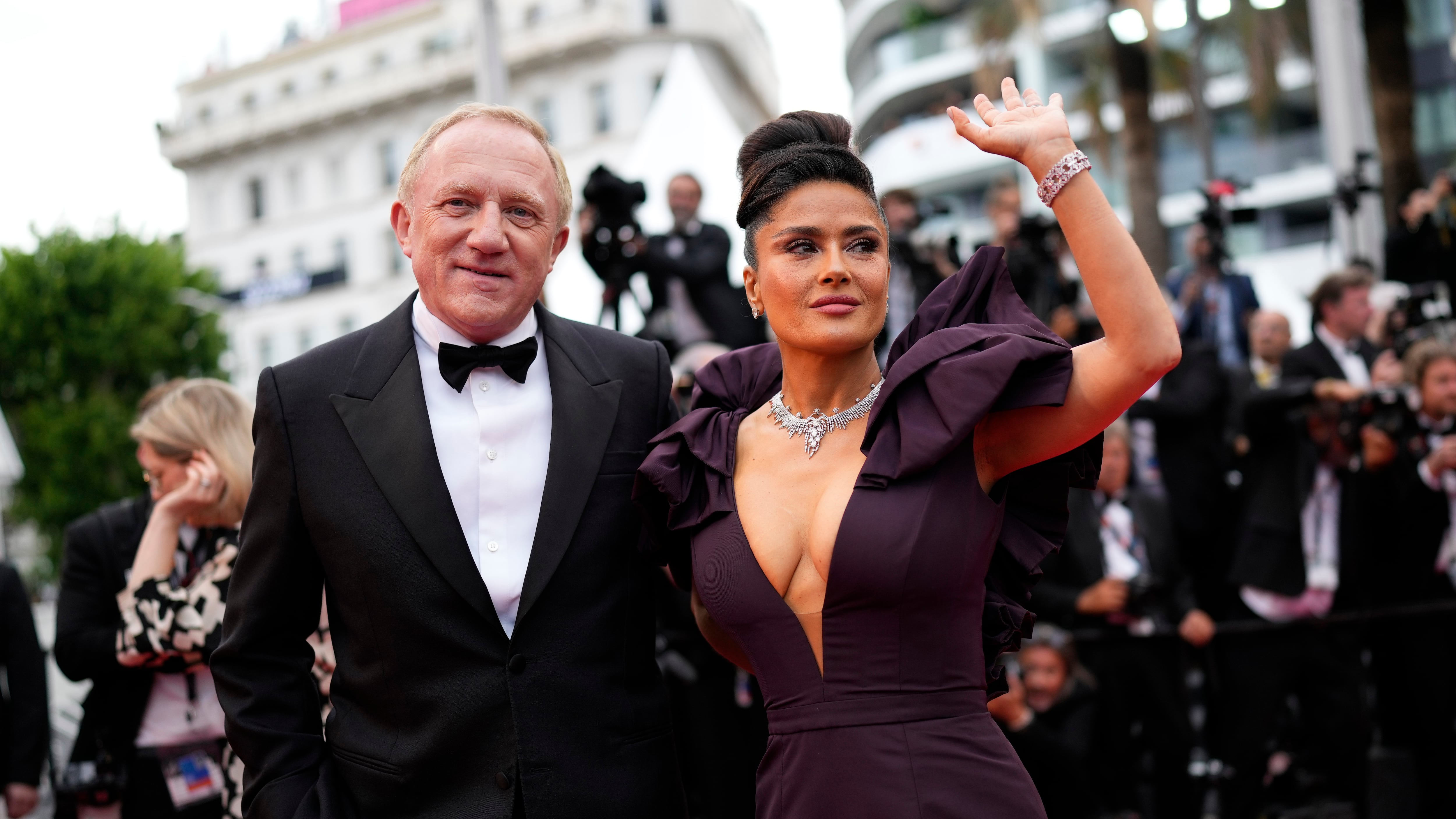 Salma Hayek confiesa que sus papás la obligaron y “arrastraron” a casarse con Francois-Henri Pinault