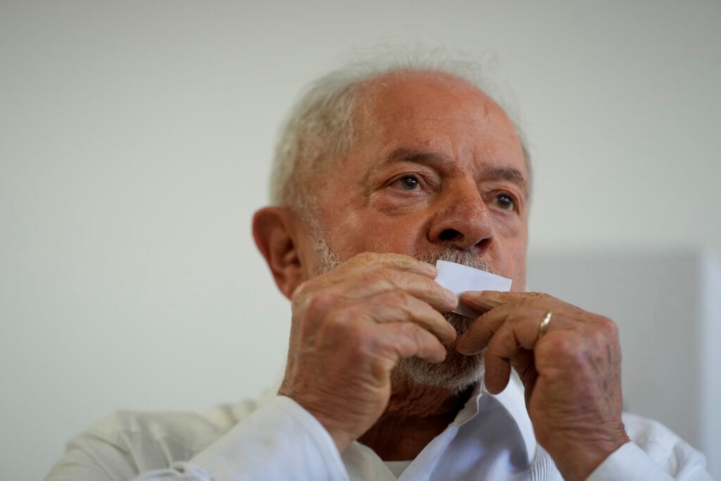 Lula da Silva acude a emitir su voto