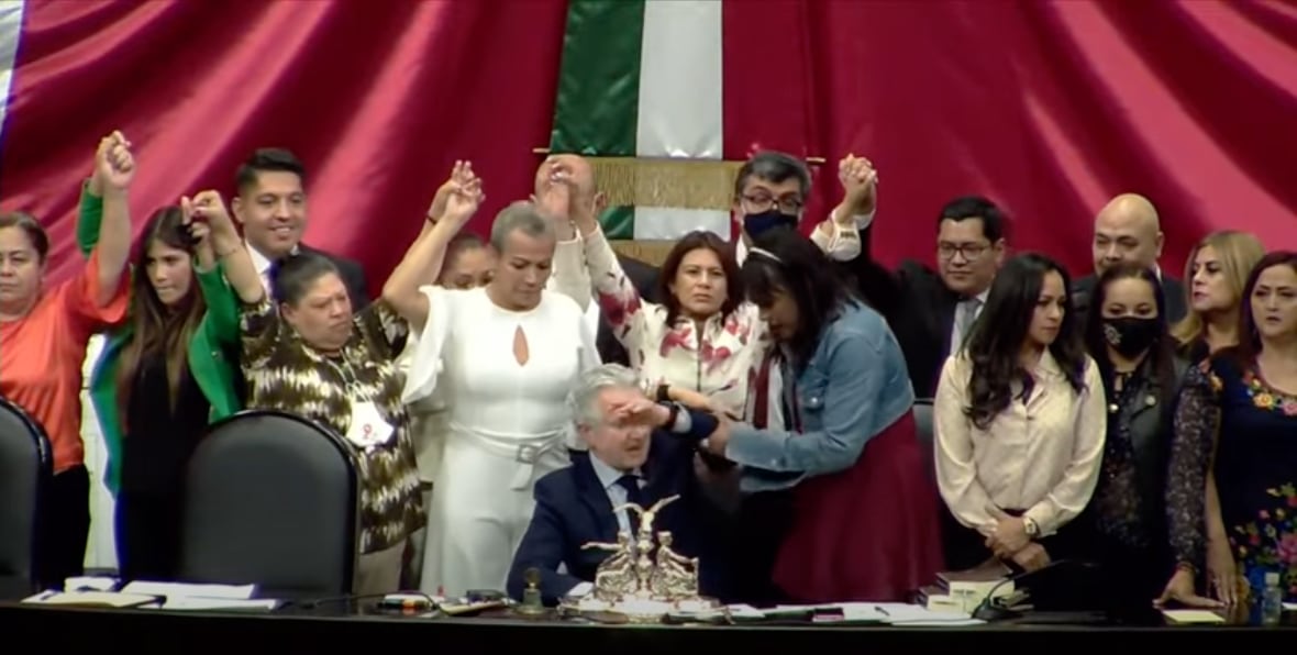 captura de video del jaloneo a Santigo Creel