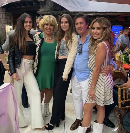 Andrea Escalona junto a sus papás y hermanas
