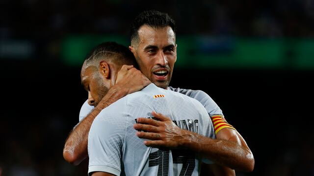 Pierre-Emerick Aubameyang es abrazado por Sergio Busquets
