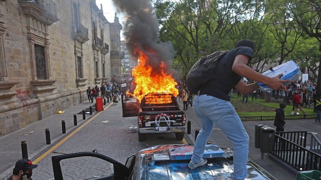 Patrullas incendiadas durante la protesta.
