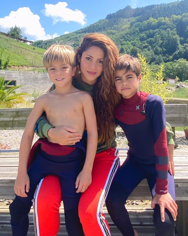 Shakira con sus hijos Sasha y Milán.