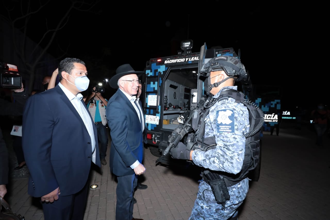 Diego Sinhue y Ken Salazar