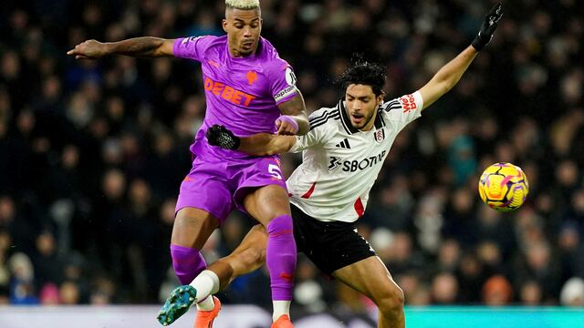 Raúl Jiménez contra el Wolverhampton