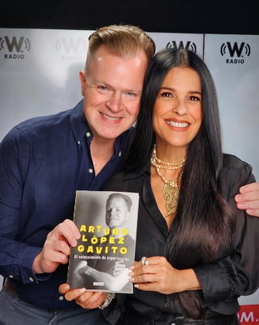 Arturo López Gavito junto a Martha Debayle promocionando su libro