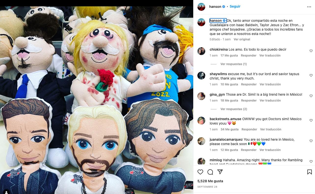 A pesar de que nadie los reconoció en la calle, sus fans sí les arrojaron peluches del Dr. Simi