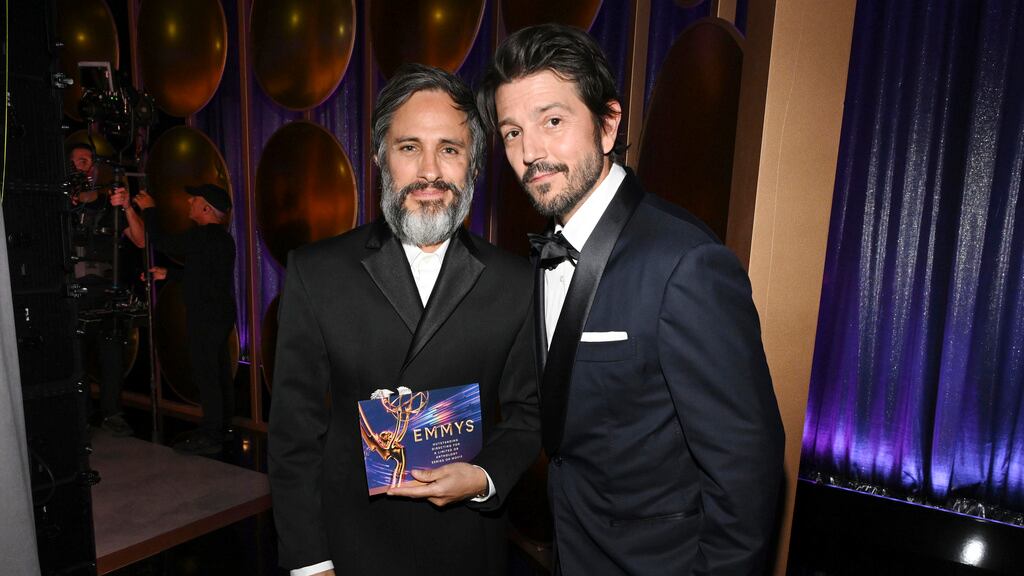 Gael García y Diego Luna callan a Donald Trump con momento histórico en los Emmy 2024