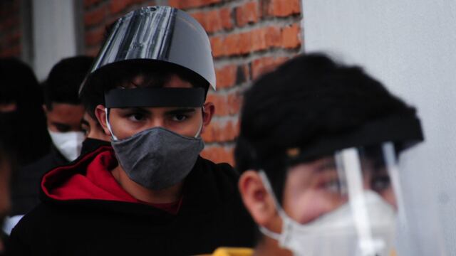 Jóvenes con careta y cubrebocas