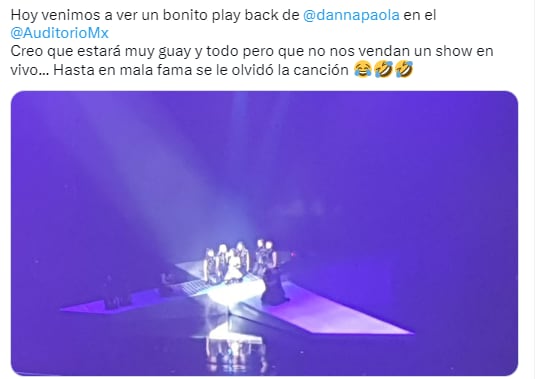 Fan se queda del evidente playback de Danna Paola.