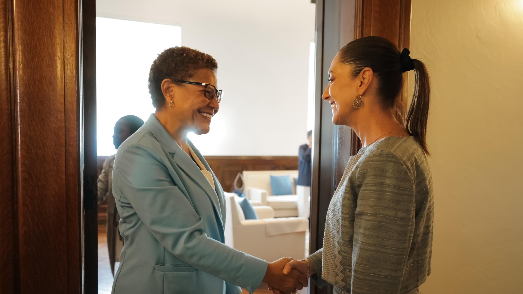 Hasta en Estados Unidos respetan a Claudia Sheinbaum: alcaldesa de Los Ángeles, Karen Bass, la defiende de acusaciones de Kristi Noem