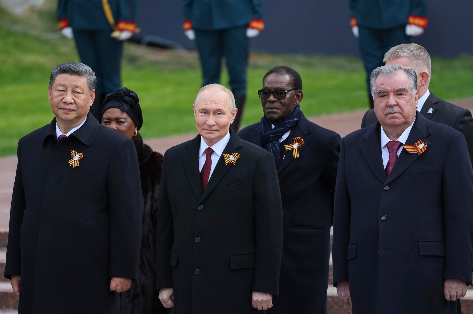 Vladímir Putin, en compañía del presidente de China, Xi Jinping, el presidente de Tayikistán, Emomali Rahmon y otros líderes extranjeros