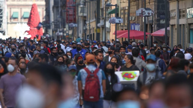 Capitalinos transitan por la calle de Madero