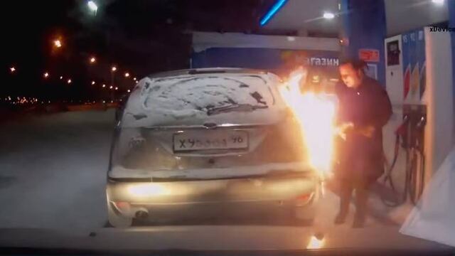 Incendia su propio auto.