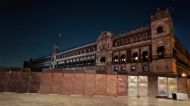 Vallas en el Zócalo por marcha 8M en CDMX