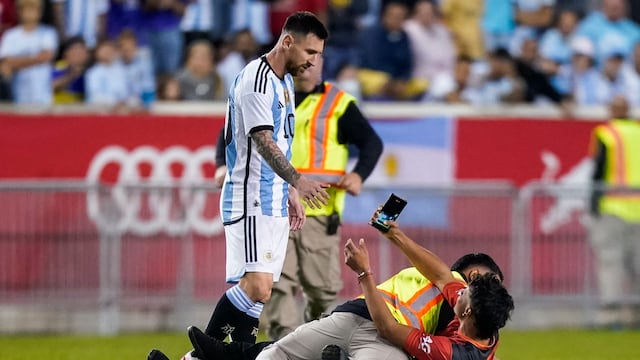 Espontáneo ingresa a la cancha para intentar acercarse a Lionel Messi