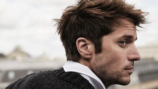 Lucas Bravo de Emily en París