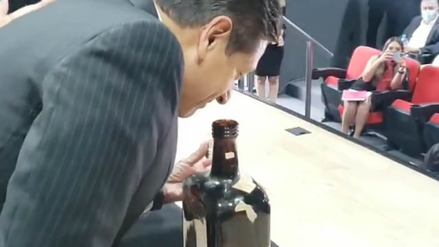 Momento en que se abre botella del Atlas FC.