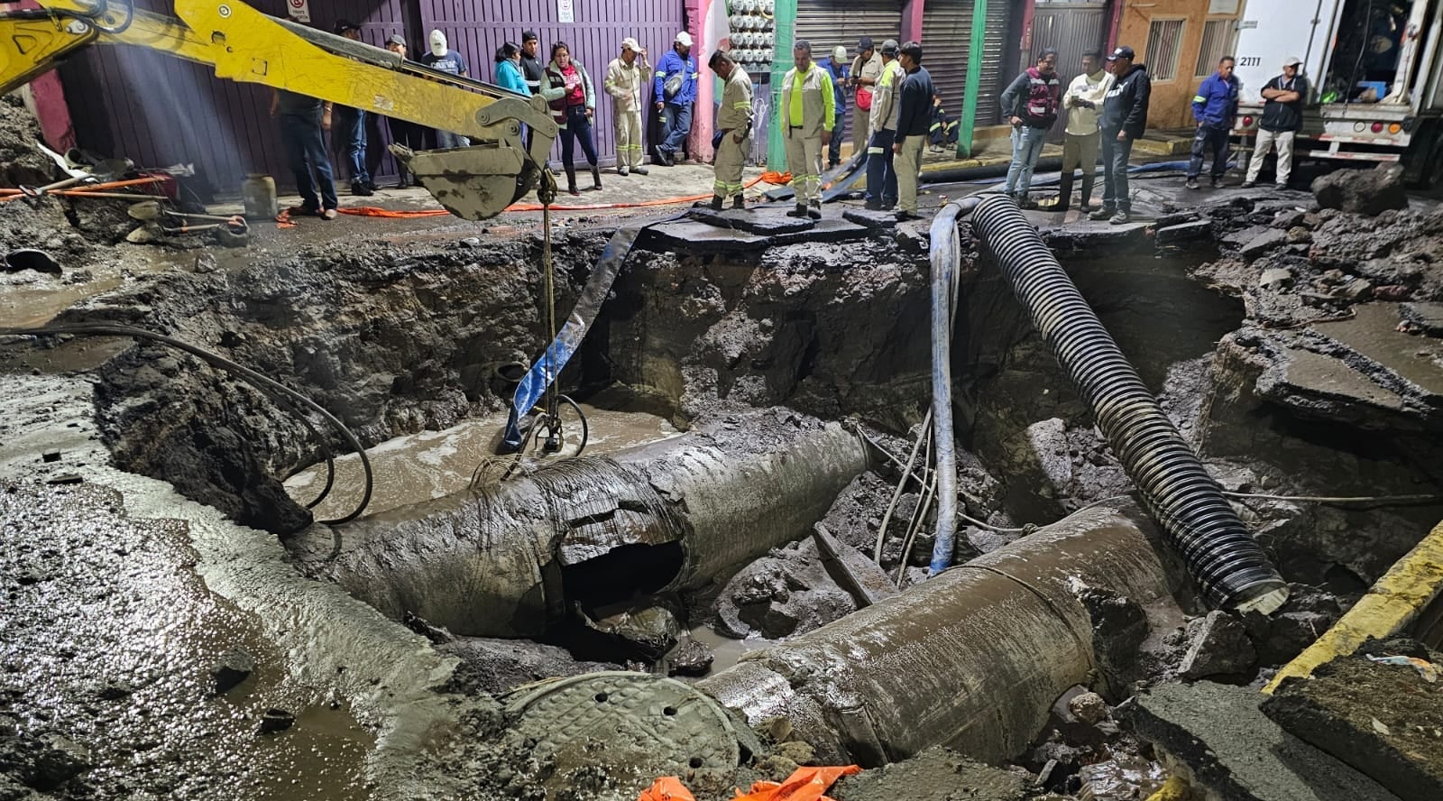 Se reactiva mega fuga de agua en Iztapalapa pese a labores de reparación