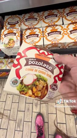 TikToker prueba el pozole instantáneo